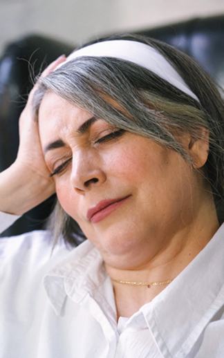 رول تسکین سر درد کنورت ام برای افراد مبتلا به سردردهای تنشی